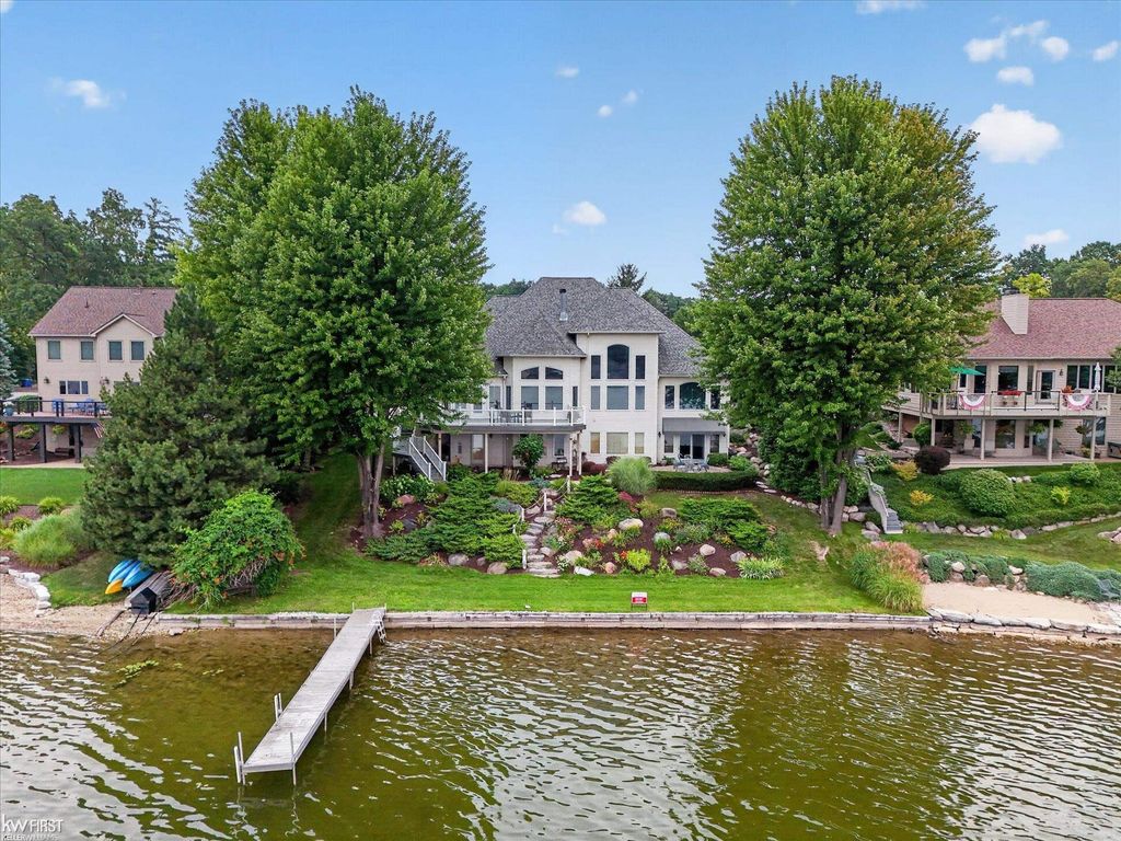 16048 Pine Bluff Ct, Fenton charter township