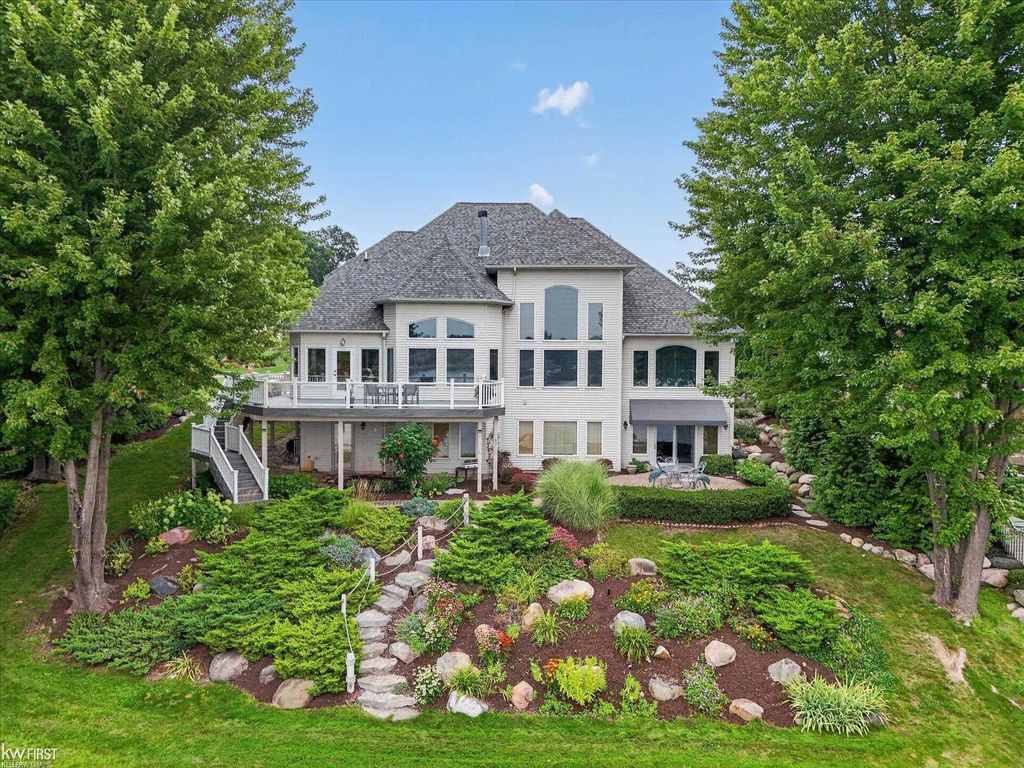 16048 Pine Bluff Ct, Fenton charter township