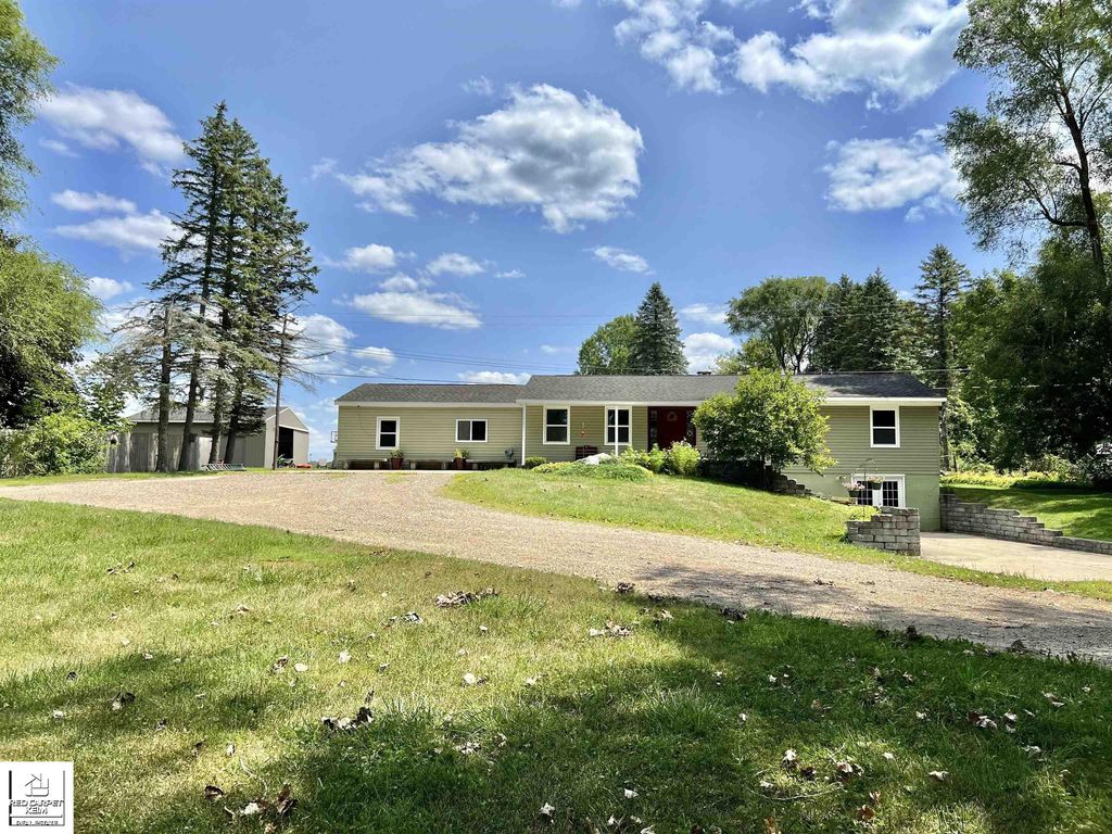 1528 Slater Rd, Mayfield township