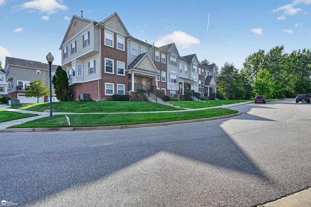 804 Eagle Dr, Fenton