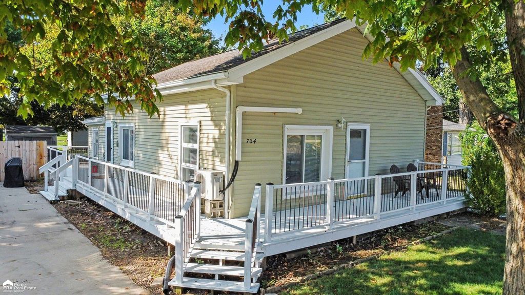 704 E North St, Owosso city