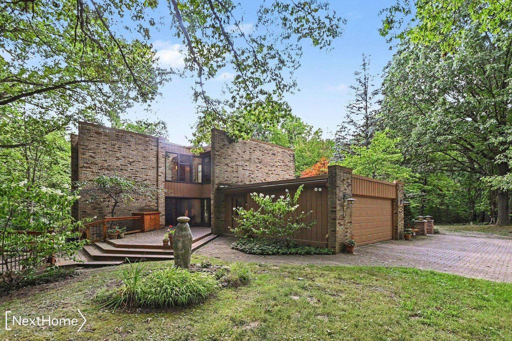 785 S Van Rd, Groveland township
