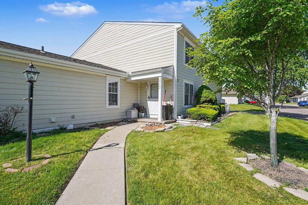 39762 Village Wood Cir, Novi city