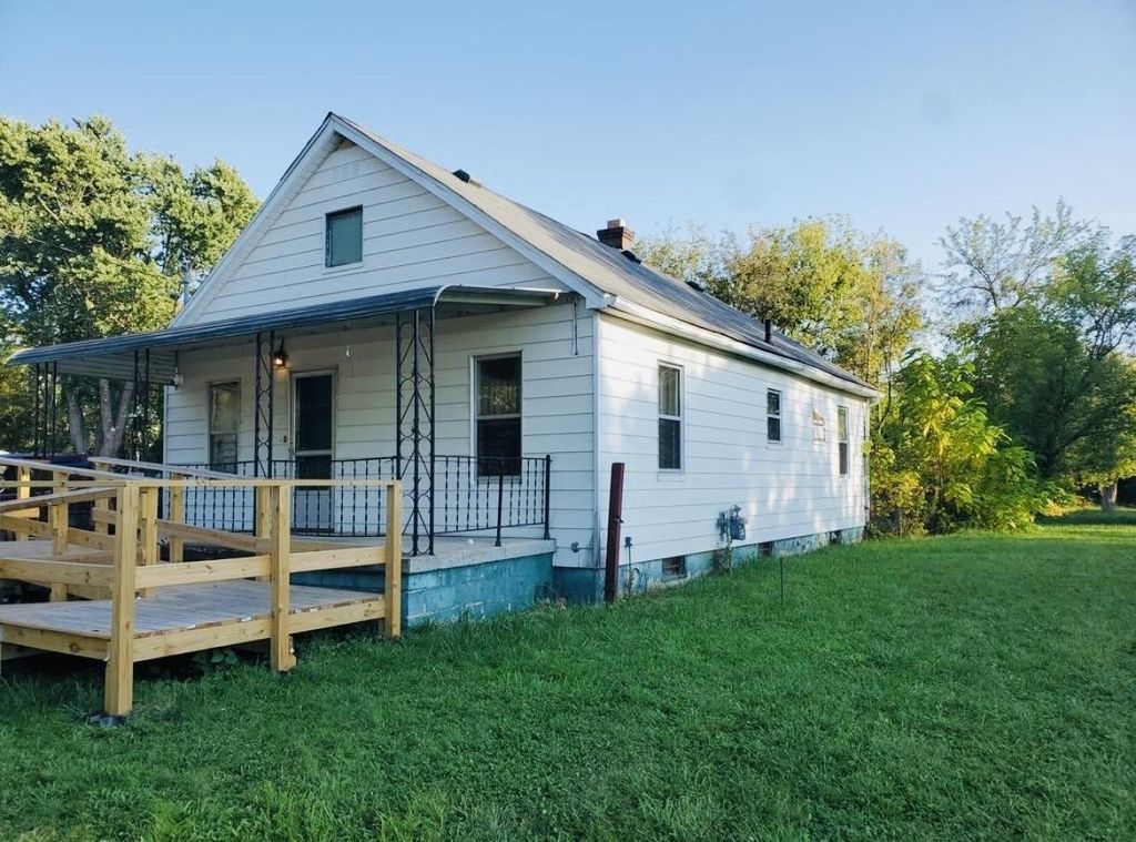 818 E Dewey Rd, Flint