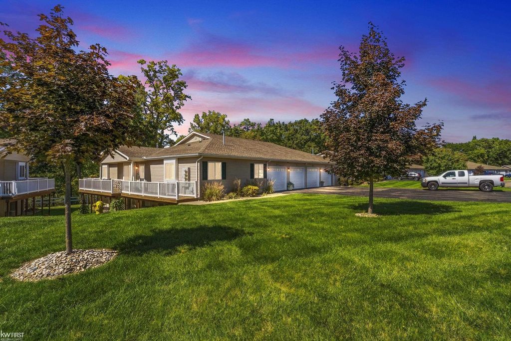 9472 Timber Ridge Dr, Grand Blanc