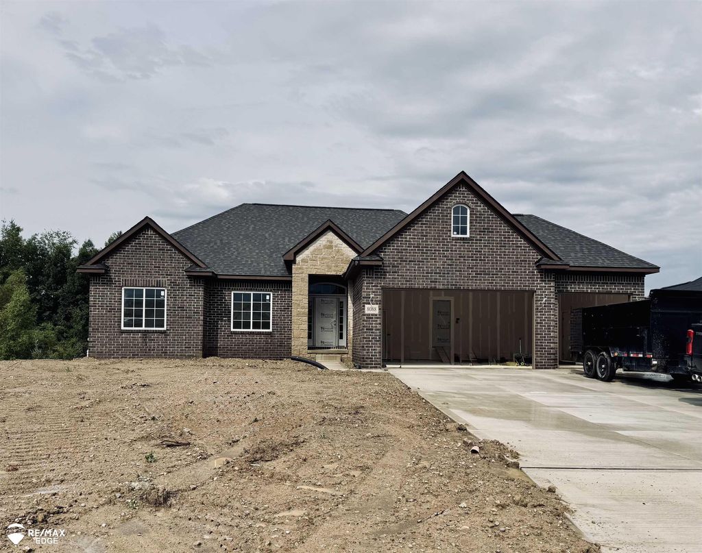 8088 Peninsula Cir, Grand Blanc