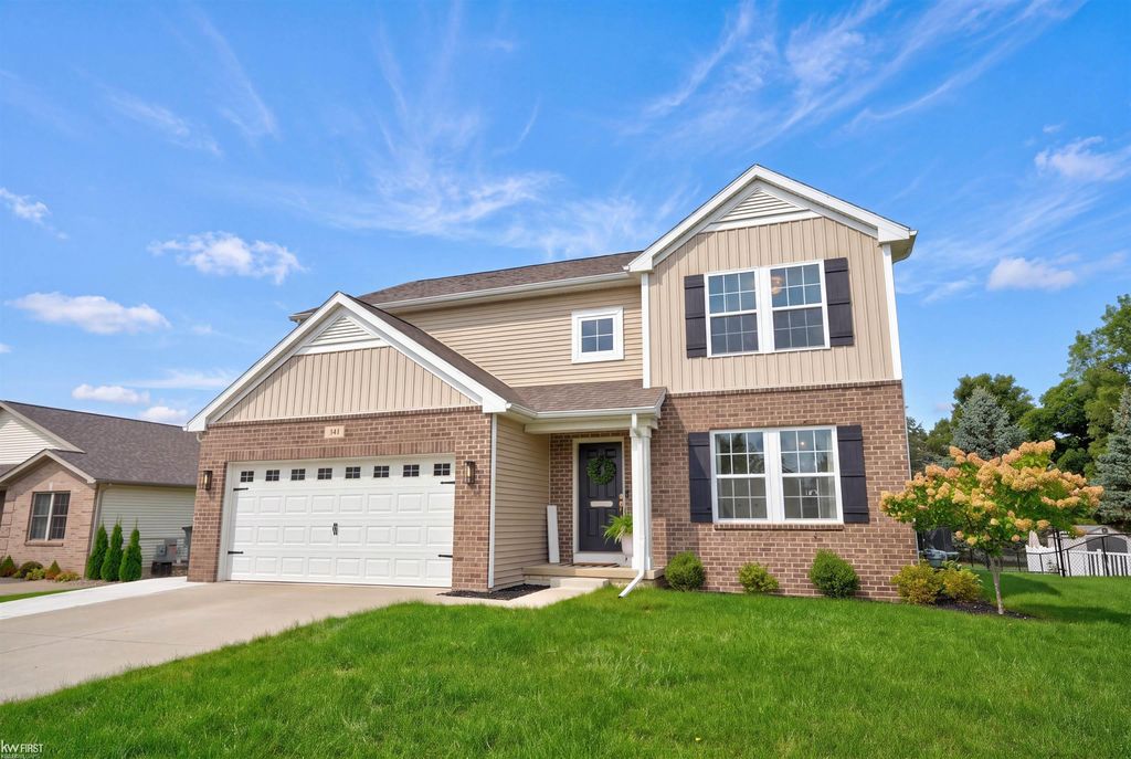 341 Golfside Dr, Lapeer