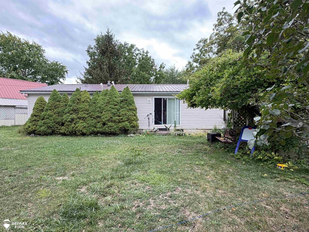 9387 Lake Pleasant Rd, Clifford
