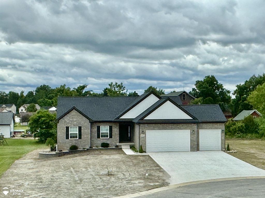 8317 Peninsula Cir, Grand Blanc