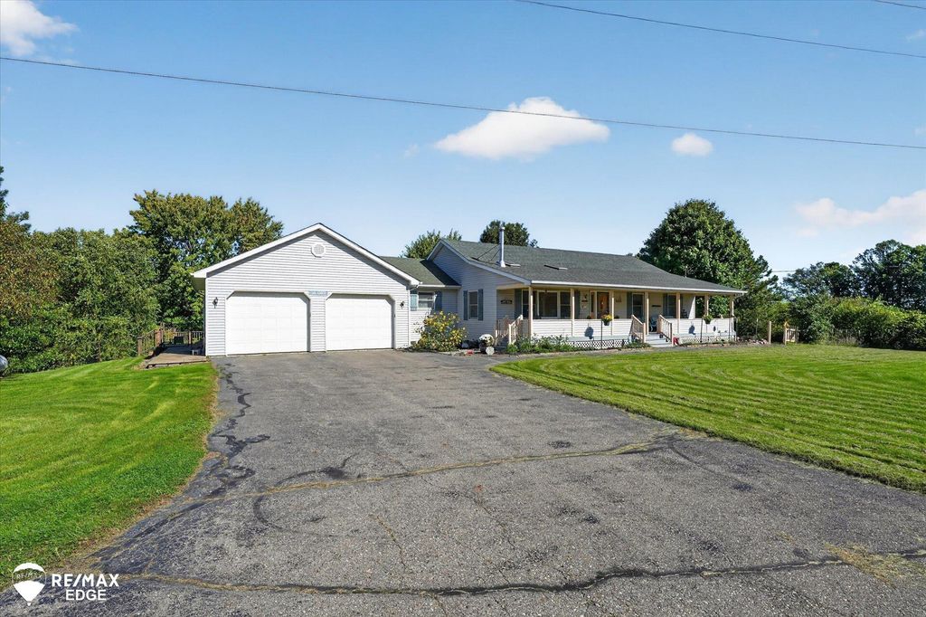 1349 Higley Rd, Lapeer