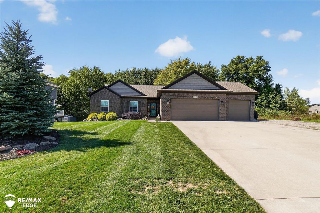8308 Peninsula Cir, Grand Blanc