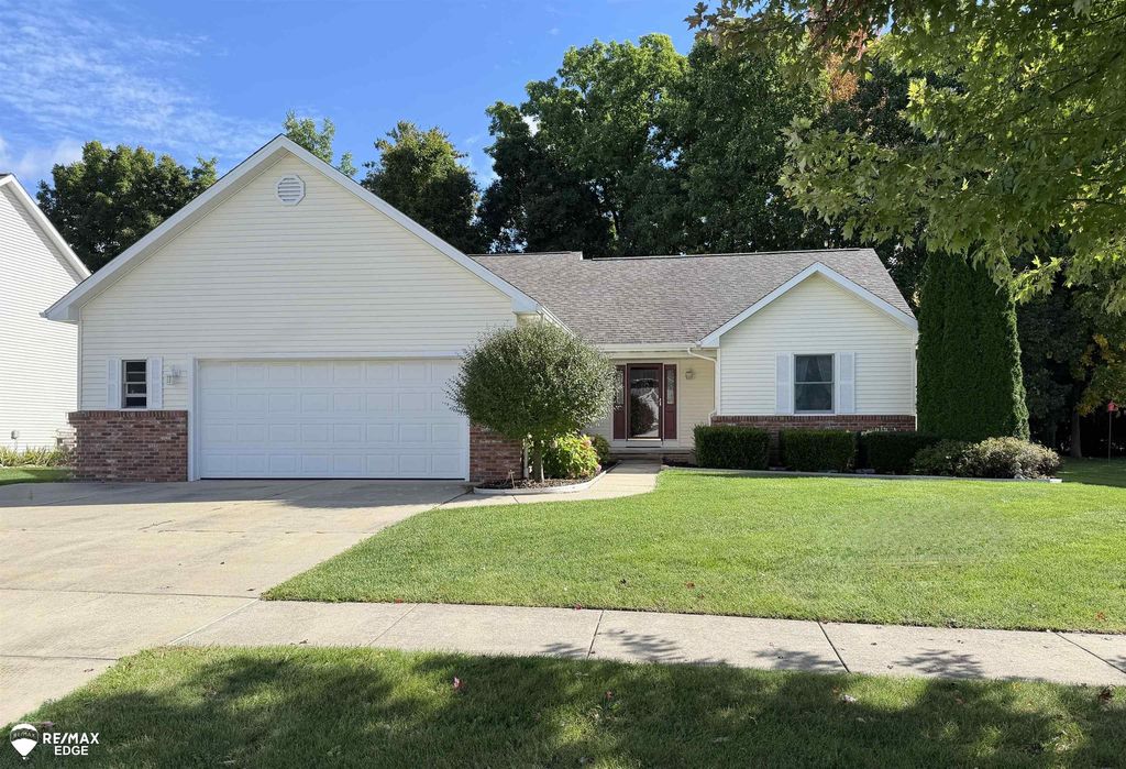 926 Village Dr, Davison