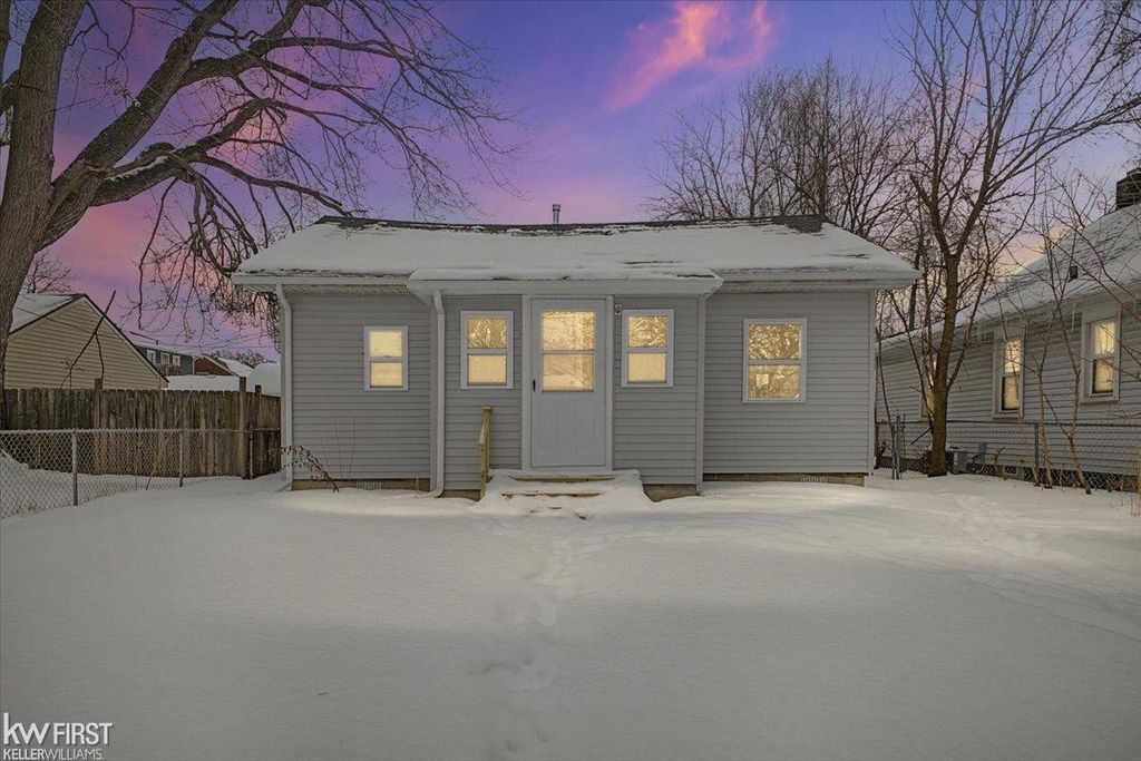 586 E Hayes Ave, Hazel Park