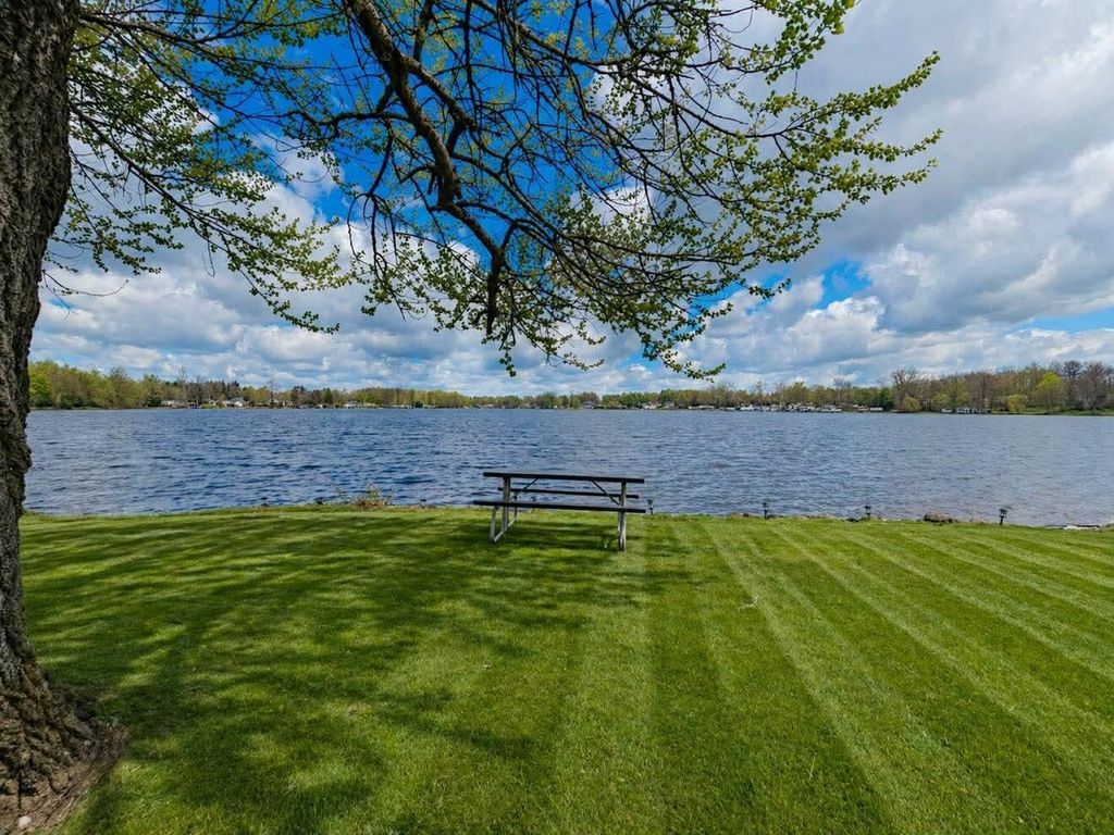 4492 E Bear Lake Road, Jefferson township