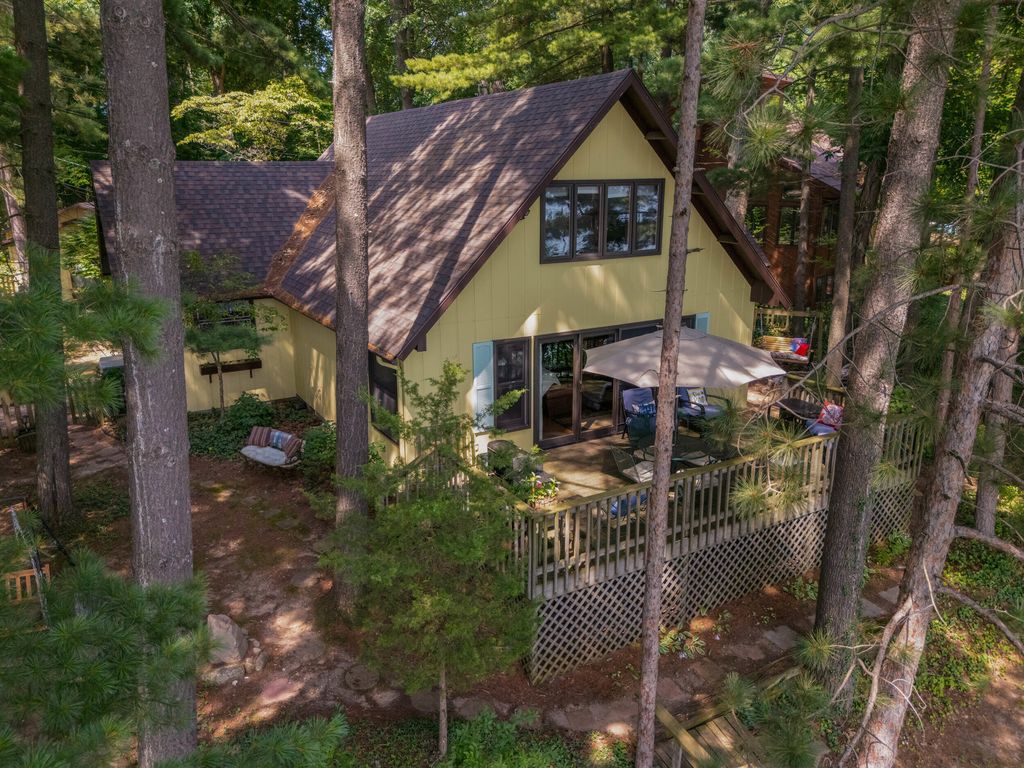 1890 Hemlock Crest Drive, Allen township