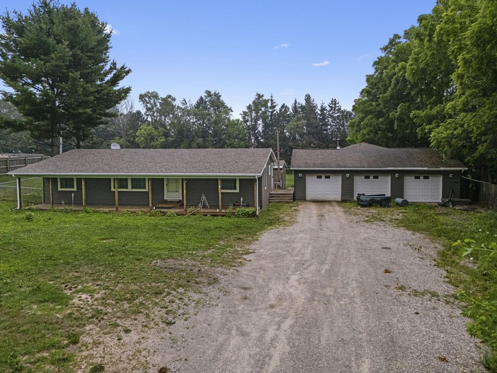 5523 S Lake Pleasant Road S, Jefferson township