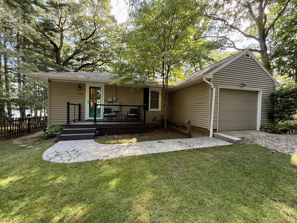 1880 Hemlock Crest Drive, Allen township