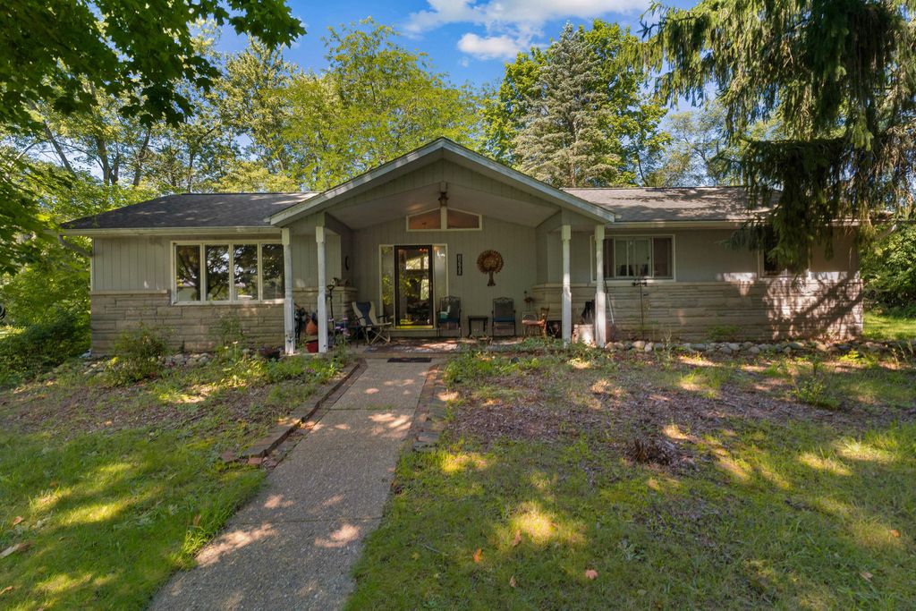 1560 S Hillsdale Road, Hillsdale township