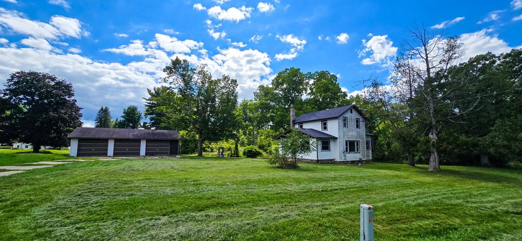 3871 W Bacon Road, Hillsdale township