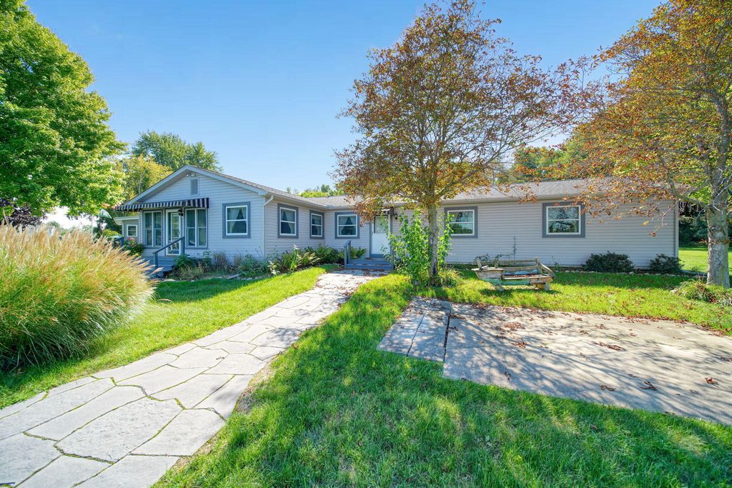228 Oak Grove Drive, Cambridge township