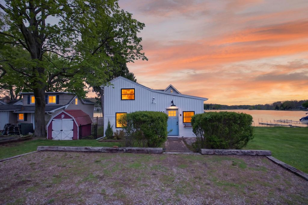 622 Swains Lake Drive, Pulaski township