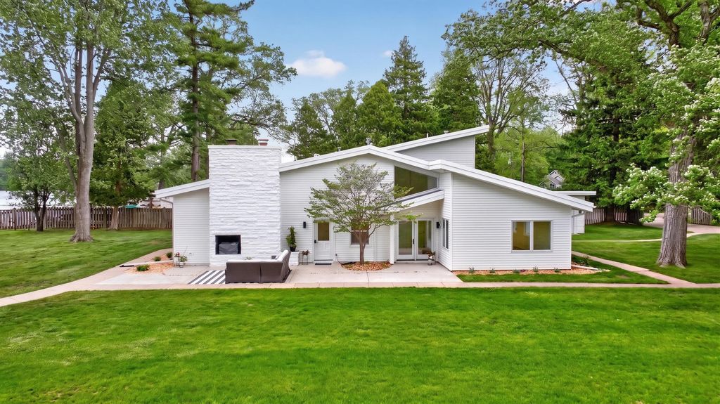 5010 Woodland Road, Summit township
