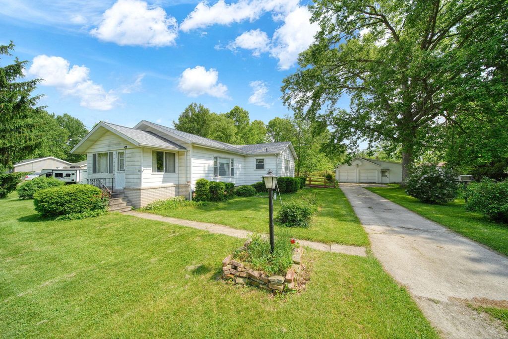 225 Center Court, Napoleon township