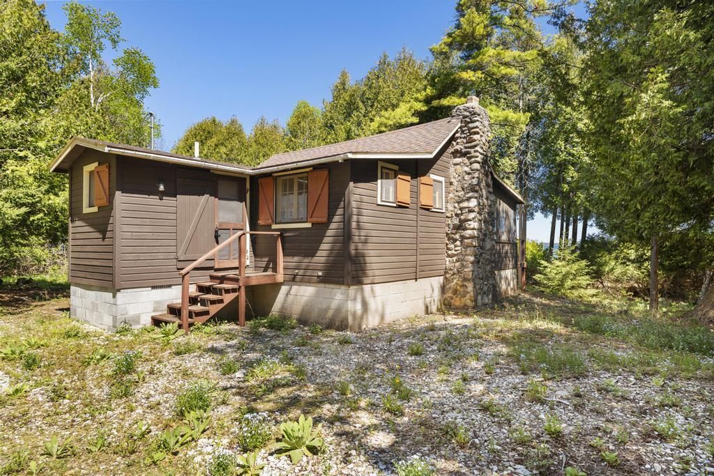 1264 Wenniway Drive, Wawatam township