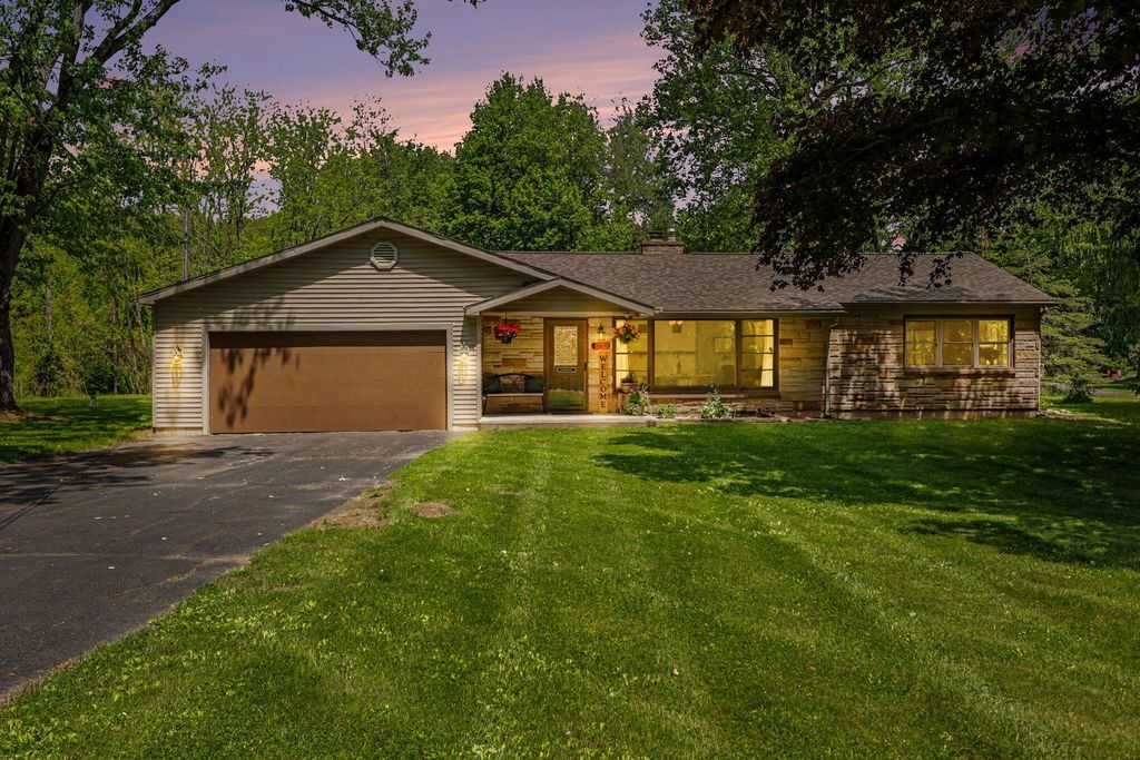 735 Lyon Lake Road, Fredonia township