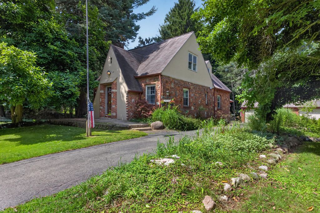 1320 Warren Avenue, Summit township