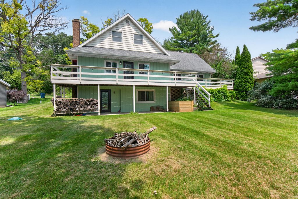 539 Fox Lake Trail, Hanover township