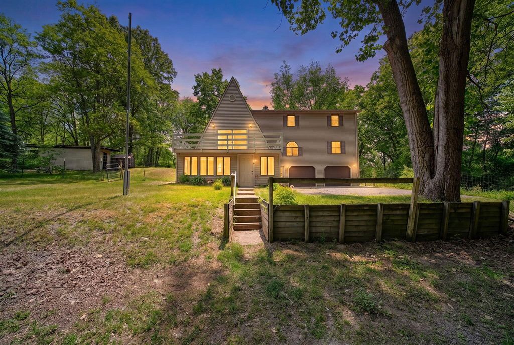 7925 Seymour Road, Leoni township