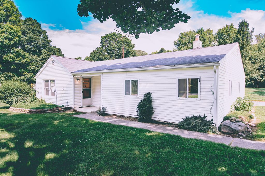 1072 E Territorial Road N, Rives township
