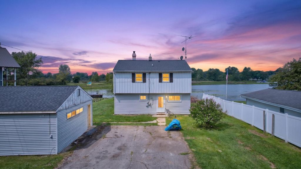 1040 Echo Beach Drive, Summit township