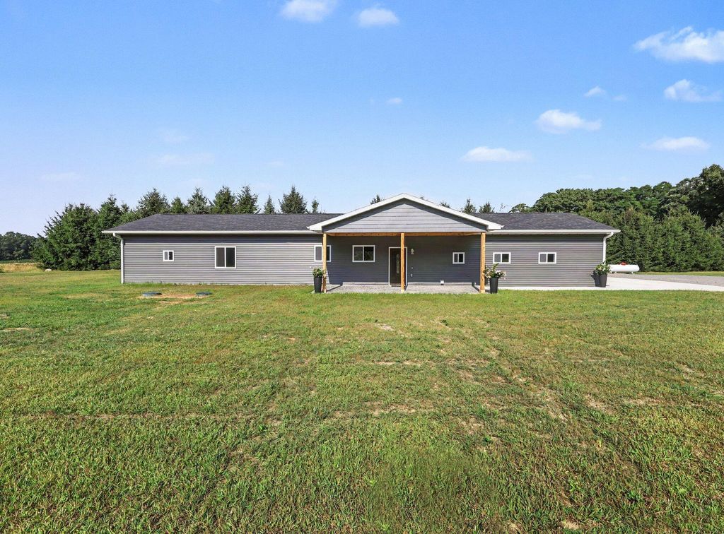 9854 Springport Road, Tompkins township
