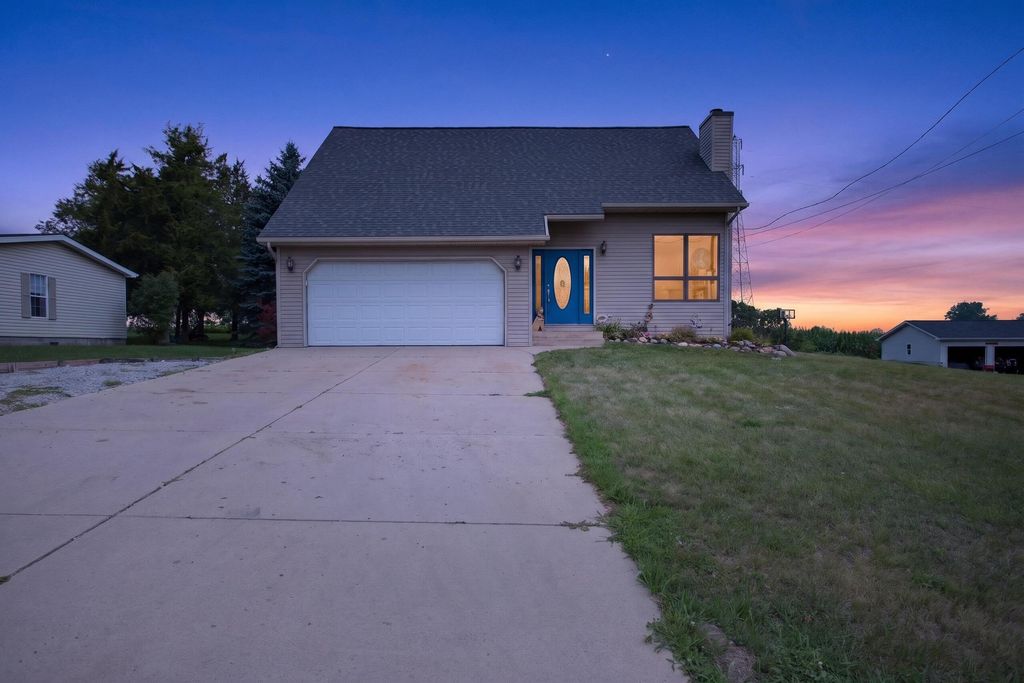 268 Somerset Drive, Columbia township