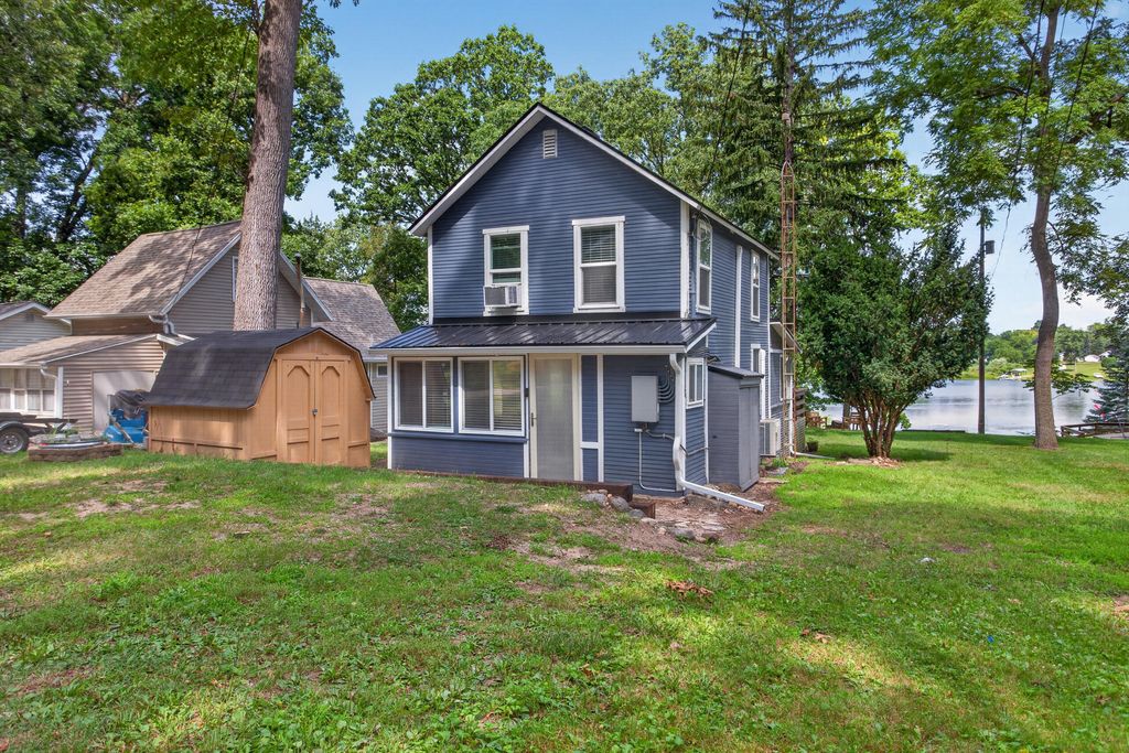 2210 Lakeview Drive, Cambridge township