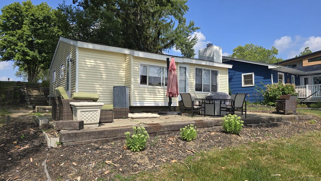 336 Dewey Lake Beach Road, Cambridge township