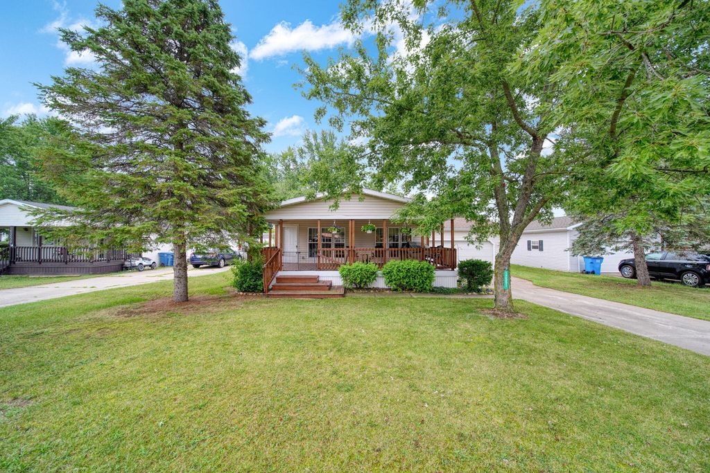 12551 Sheffield Drive, Somerset township