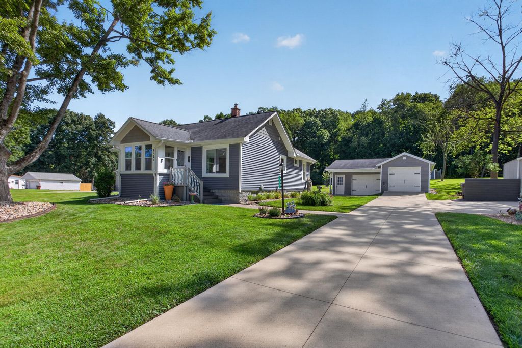 527 Pershing Avenue, Blackman charter township