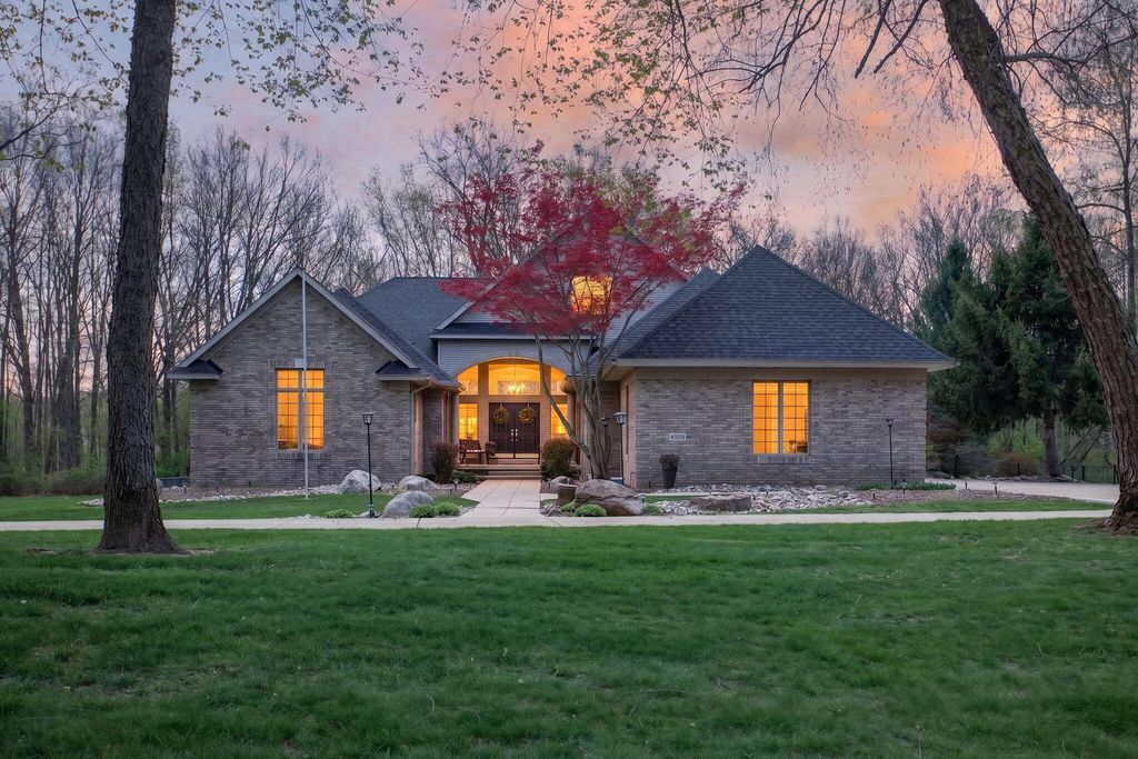 4929 Country Lane, Summit township