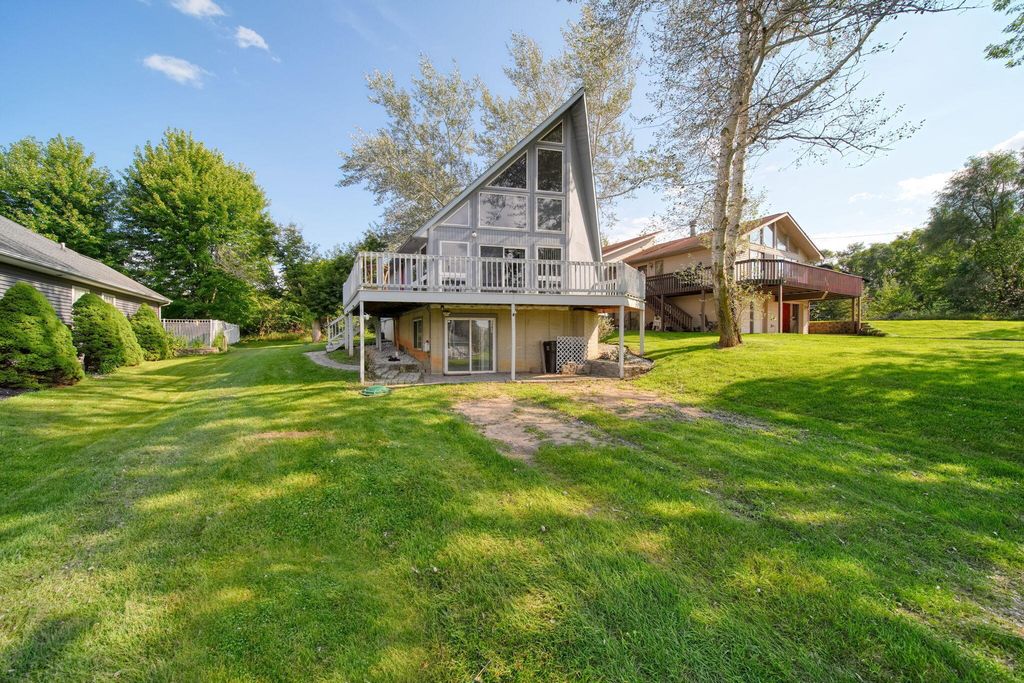 169 Riviera Drive, Columbia township