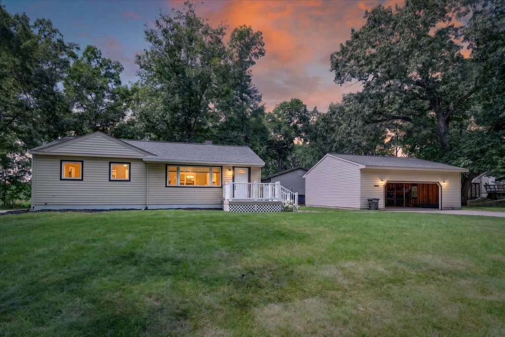 8929 Robinwood Court, Napoleon township