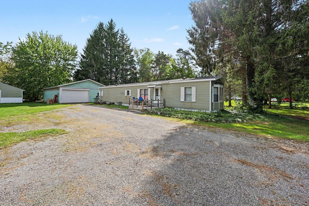 2791 Kinneville Road, Leslie township