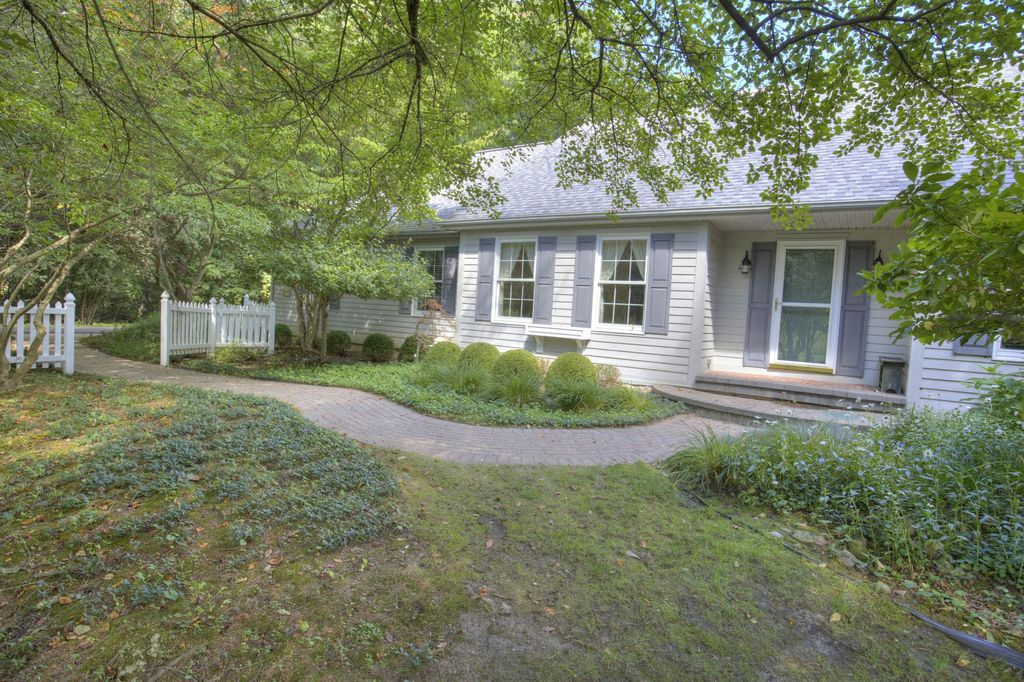 4890 Mill Run, Summit township