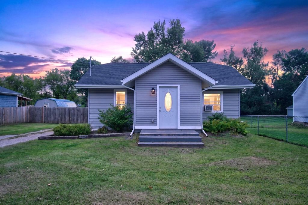 632 Fairyland Avenue, Leoni township