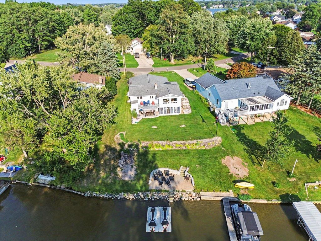 124 Claremont Circle, Columbia township