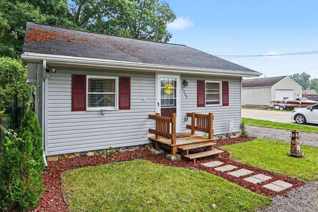 2303 Bartlett Road, Pleasant Lake