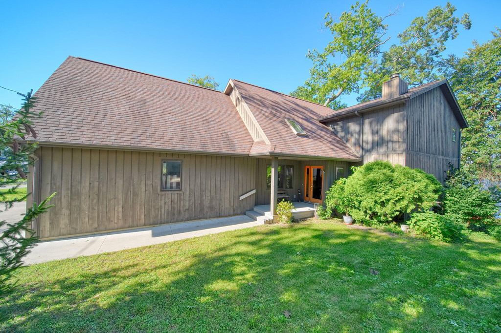 1416 Eagle Point Road, Clarklake