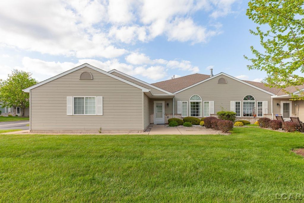 2303 Lakewood Dr, Adrian